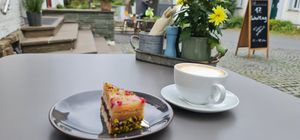 Birnen Kuchen Vegan und Cappuccino mit Hafermilch at Café Die Alte Schule in Hennef