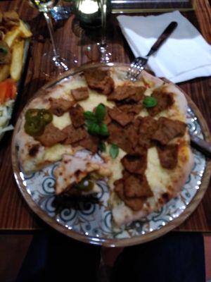 verwackelte Gyros- Pizza... at Apple & Eve - Vegan & tierisch lecker in Hamburg