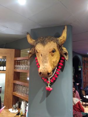 Die ist aus Holz und der Spruch darunter lautet: Respektiere das Leben, fühle Dich hier wohl. Dies ist ein Ort, an dem jedes Lebewesen Sicherheit und Liebe findet. at Apple & Eve - Vegan & tierisch lecker in Hamburg