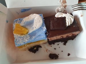 Spirulina/pineapple cake and After Eight cake at Apple & Eve - Vegan & tierisch lecker in Hamburg