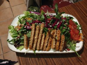 Salad with crispy chicken at Apple & Eve - Vegan & tierisch lecker in Hamburg