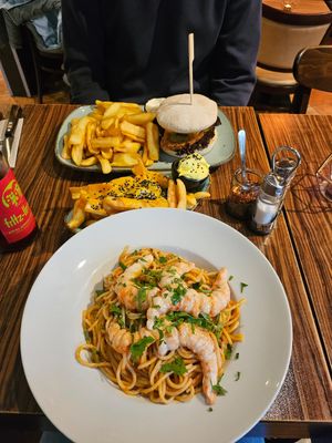 Top: vegan burger with fries 
Middle: vegan chilli cheese fries
Bottom: pasta with vegan shrimps at Apple & Eve - Vegan & tierisch lecker in Hamburg