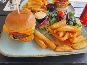 The champignon burger with fries and salad at Apple & Eve - Vegan & tierisch lecker in Hamburg