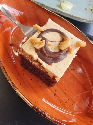 Snickers cake at Apple & Eve - Vegan & tierisch lecker in Hamburg