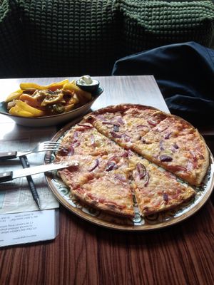 Margerite and Chili cheese fries - all vegan. at Apple & Eve - Vegan & tierisch lecker in Hamburg