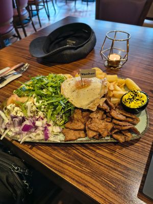 Gyros bowl with salad and chips at Apple & Eve - Vegan & tierisch lecker in Hamburg