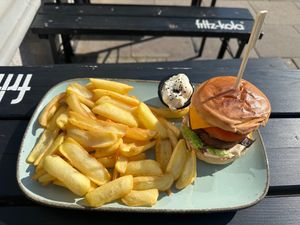 Burger mit Pommes, enthält Gluten at Apple & Eve - Vegan & tierisch lecker in Hamburg