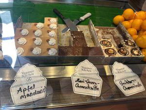 Kuchen, eine Sorte ist glutenfrei at Apple & Eve - Vegan & tierisch lecker in Hamburg