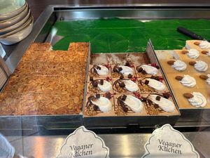 Kuchen, eine Sorte ist glutenfrei at Apple & Eve - Vegan & tierisch lecker in Hamburg