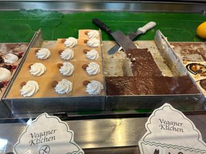 Kuchen, eine Sorte ist glutenfrei at Apple & Eve - Vegan & tierisch lecker in Hamburg