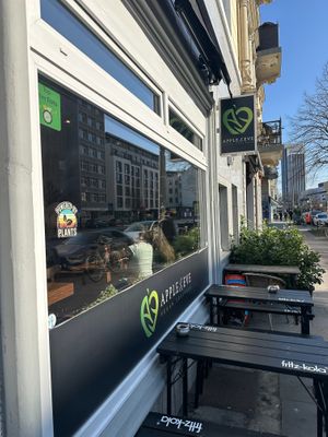 Außenbereich an Straße at Apple & Eve - Vegan & tierisch lecker in Hamburg