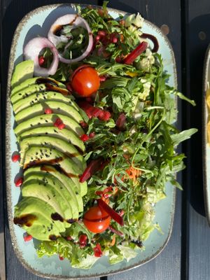 vegan und glutenfrei, Salat mit Avocado OHNE Toppic at Apple & Eve - Vegan & tierisch lecker in Hamburg