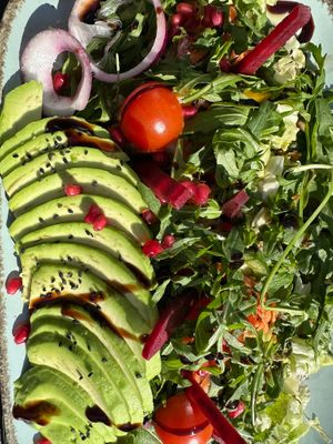 vegan und glutenfrei, Salat mit Avocado OHNE Toppic at Apple & Eve - Vegan & tierisch lecker in Hamburg
