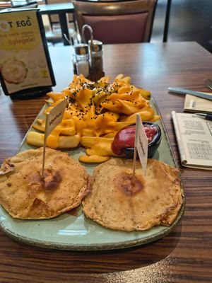 Double egg and chili cheesy fries at Apple & Eve - Vegan & tierisch lecker in Hamburg