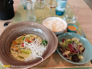 Curry verde thailandese di verdure con riso at Vegabula in Brunico