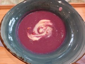 Zuppa di cavolo rosso con yogurt di cocco e semi di melograno at Vegabula in Brunico