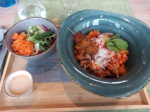 Gnocchi con caponata e spiedini di tempeh at Vegabula in Brunico