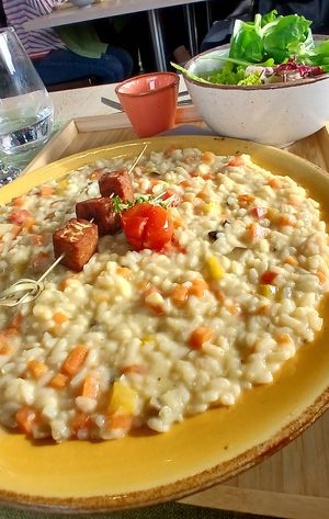 Risotto alle verdure e spiedino di tempeh at Vegabula in Brunico