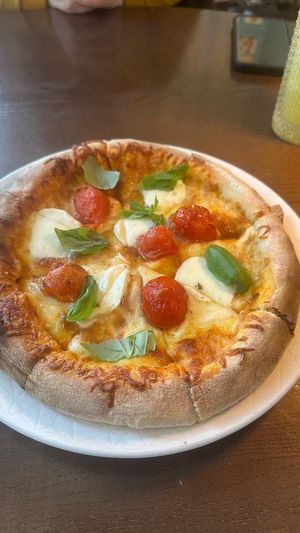 Pizza margherita💚 at Casa Vegetariana in Porto
