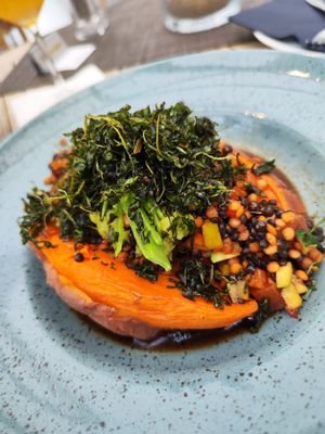 Gebackene Süßkartoffel, gefüllt mit lauwarmen Linsensalat, Guacamole und frittiertem Ruccola at Hotel Strandpavillon in Baabe