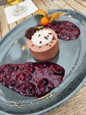 Chocolate Passion Cake mit marinierten Beeren at Hotel Strandpavillon in Baabe