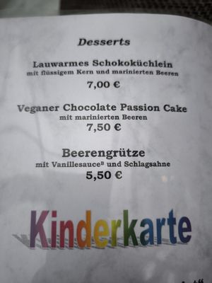 Karte mit veganem Dessert at Hotel Strandpavillon in Baabe