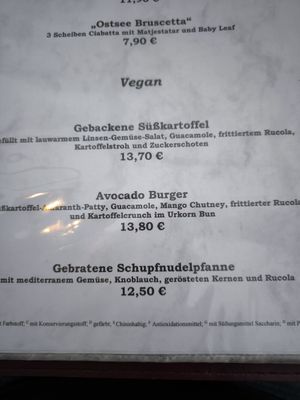 Karte mit drei verschiedenen veganen Hauptgerichten at Hotel Strandpavillon in Baabe