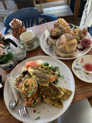 Links: Syrisches Frühstück (herzhaft), rechts: Holländisches Frühstück (süß)  at Resonanz in Kiel