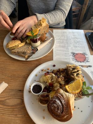 Links = Holländisches Frühstück; Rechts = Amerikanisches Frühstück   at Resonanz in Kiel