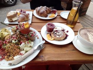 Syrisches Frühstück (ohne Taboule), französ. Frühstück + 2 extra Croissants + extra Marmelade + extra Pancake + extra große Marmelade, mexikanischer Chai Latte mit Hafermilch at Resonanz in Kiel