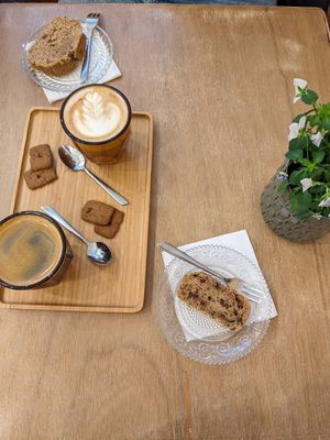 Vegan chocolate-zucchini bread & vegan banana bread at Dees Koffiebranders in Bruges