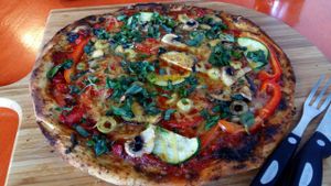 vegan pizza at De Vegetarische Snackbar in The Hague
