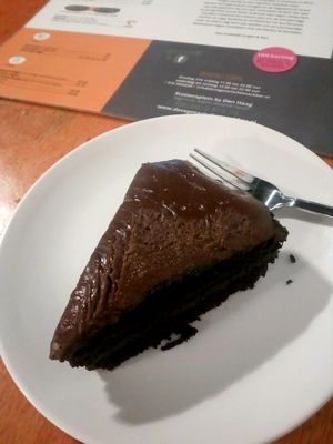 vegan chocolate cake at De Vegetarische Snackbar in The Hague