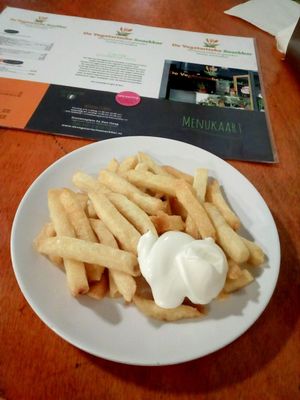 fries with vegannaise at De Vegetarische Snackbar in The Hague