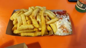 Fries with vegan mayo, ketchup and onions at De Vegetarische Snackbar in The Hague