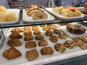 O croissant é deslumbrante. Mas também há empanadas, foccacias,…. É uma loucura as opções! 🤩  at Teva Deli in Rio De Janeiro