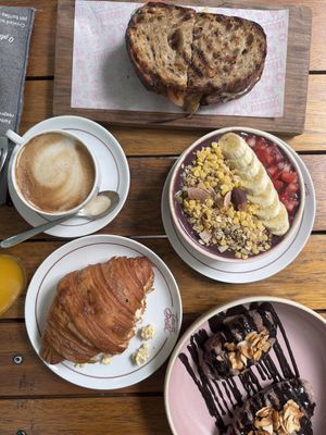 Sandwich Käse/Tomate, Croissant Sandwich, Açai Bowl, Brazilian French Toast: very delicious!  at Teva Deli in Rio De Janeiro