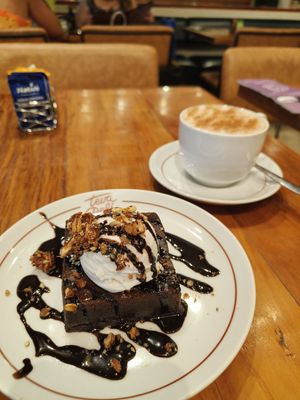 Brownie with ice cream and caramelized pecans and hot chai latte at Teva Deli in Rio De Janeiro