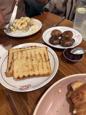 Bread with jam and grilled portobellos   at Teva Deli in Rio De Janeiro