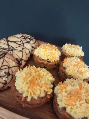 mini carrot cakes and biscuits at Upa Chalupa in San Fabian De Alico
