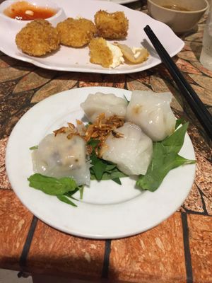 Steamed dumpling (crispy tofu in the background) at Mani in Ho Chi Minh City