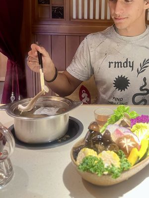   at One Leaf One World Tibetan Tea Vegetarian Hotpot  一叶一世界藏茶素食火锅 in Shenzhen