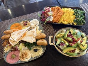 Im Restaurant sehr lecker und große Portionen. Würd ich immer wieder hingehen. Bestellung jedoch find ich frech, man zahlt auf alle Gerichte 2€ on top und bekommt viel weniger  at Vegan_Us in Worms