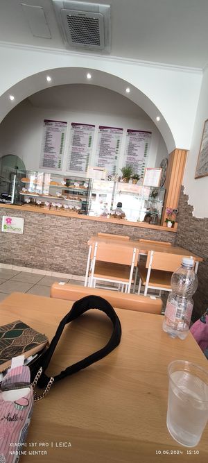 Leckere vegane arancini mit Spinat gegessen und frittierte Pizza Calzone Margarita vegan. Freundliche Bedienung. Angenehmer kleiner Laden für einen mittagssnack at Siciliamo in Cagliari