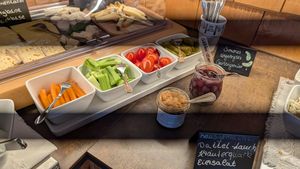 Unten: Gemüse und eingelegtes Gemüse (oben nicht vegan) at Dreimäderlhaus - Boutique Hotel am Weissensee in Fuessen