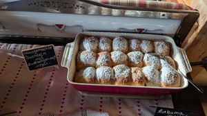 Vegane Buchteln mit Zwetschgenmarmelade at Dreimäderlhaus - Boutique Hotel am Weissensee in Fuessen