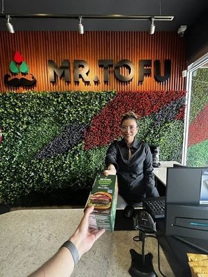 ¡Ya abrimos! at Mr. Tofu in Veracruz