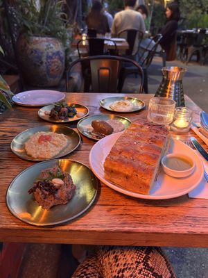 Eine Auswahl an phantastischer Mezze dazu ofenfrisches Focaccia    at Meshek Barzilay in Tel Aviv
