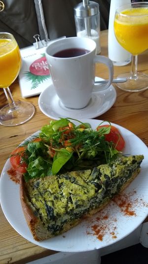 Spinat-Quiche mit Salat 4,50€ at Pele-Mele in Berlin