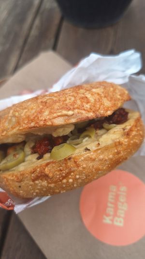 Hummus de chipotle, jitomate, aceitunas, albahaca, pan de tomate 👌🏻 at Karma Bagels in San Andres Cholula
